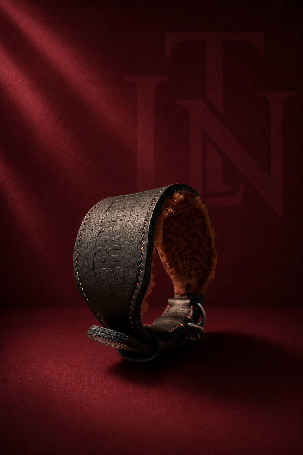 Collier pour chien Signature en cuir Noir gaufré avec nom embossé, doublé de fourrure Marron