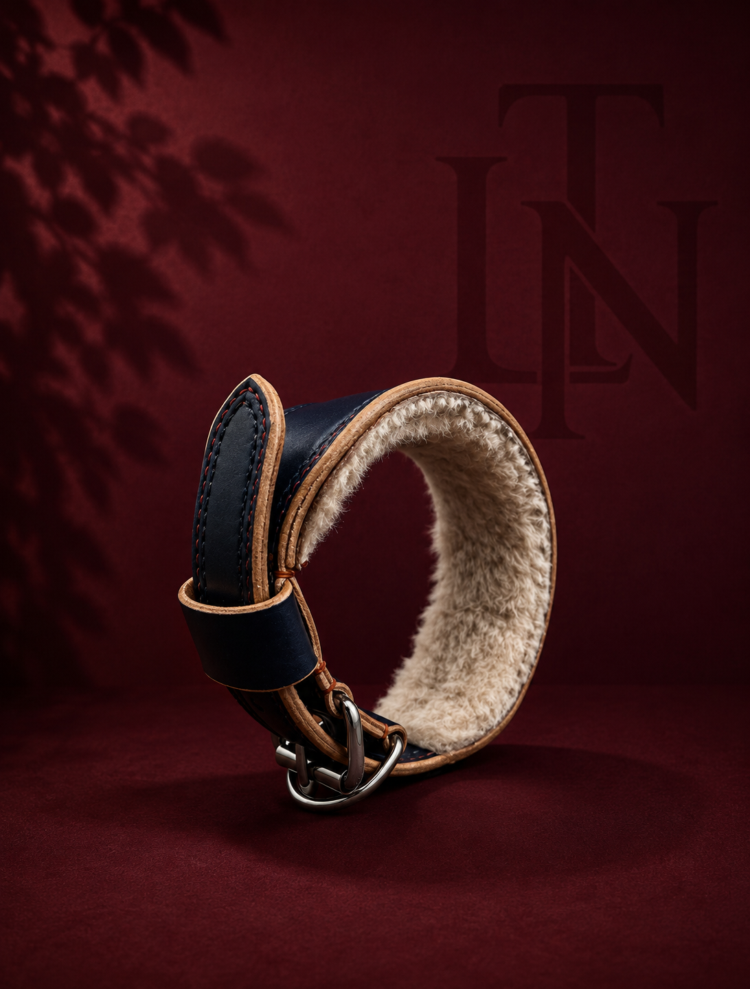 Collier pour chien Signature évasé en cuir Bleu cousu au fil Rouge, doublé de fourrure Beige