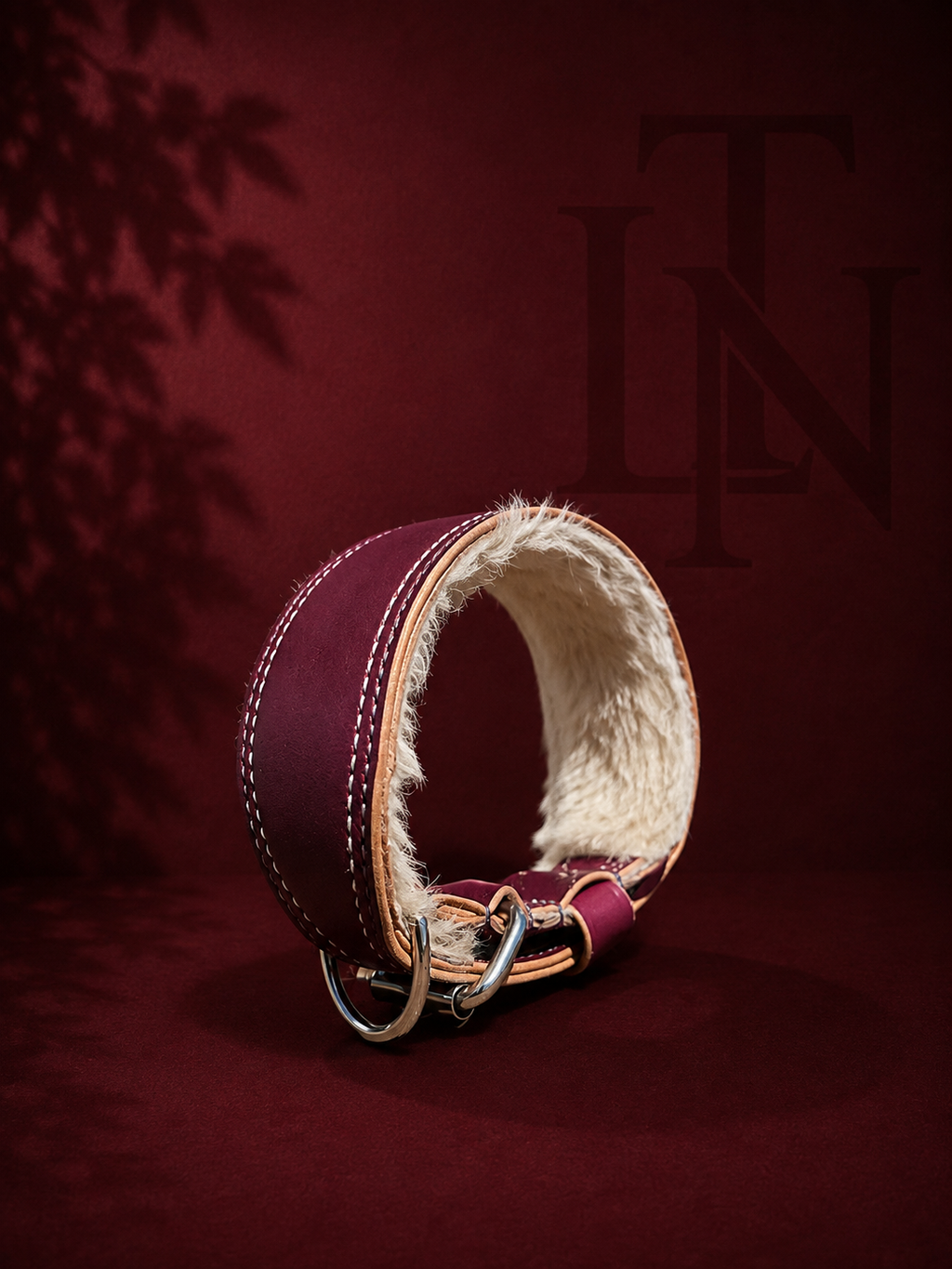 Collier pour chien Signature évasé en cuir Bordeaux à couture blanche, doublé de fourrure Beige